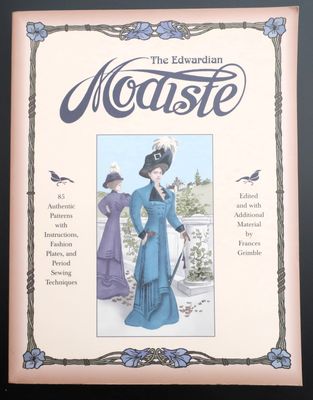 un livre avec la photo d'une femme en robe bleue