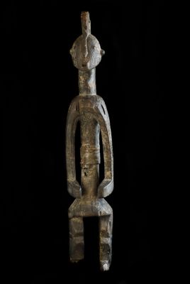 un gros plan sur la statue d'une personne assise sur une chaise