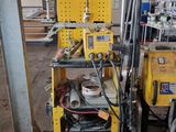 une machine qui se trouve à l'intérieur d'un bâtiment