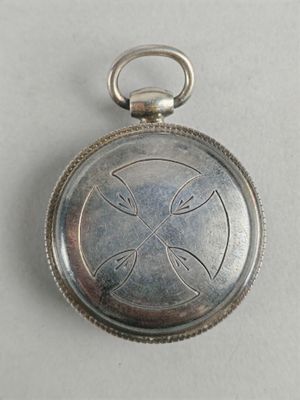 une petite montre de poche en argent ornée d'une croix