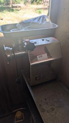 une machine qui se trouve dans le coin d'une pièce