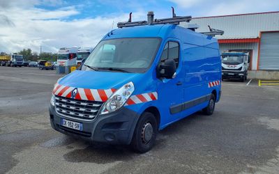 une camionnette bleue garée dans un parking