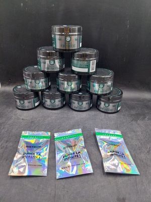 une pile de sachets de cannabis posée sur une table