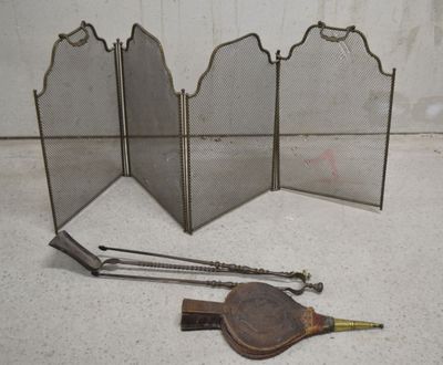 un petit tamis métallique, une spatule en bois et d'autres objets posés par terre