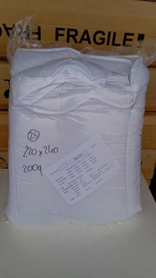 un sac de riz blanc posé sur une table