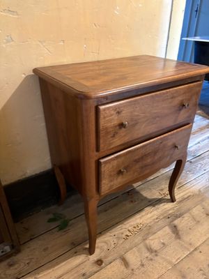 Commode sauteuse à deux tiroirs en noyer.