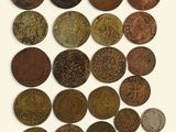 plusieurs types de pièces sur une surface blanche