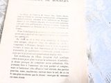 un livre posé sur une table, sur laquelle se trouve une tasse de café