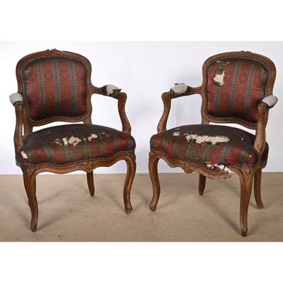 PAIRE DE FAUTEUILS CABRIOLETS LOUIS XV en bois naturel à déc…