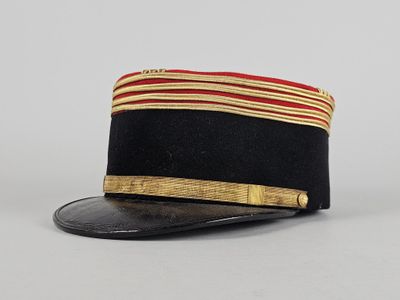 un gros plan d'un chapeau noir orné d'une bande rouge