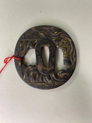 Japon, fin de la période Edo, Tsuba marugata en fer orné en …