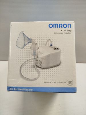 une image représentant une boîte blanche contenant une pompe, posée sur une table