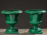 deux vases verts posés sur une table