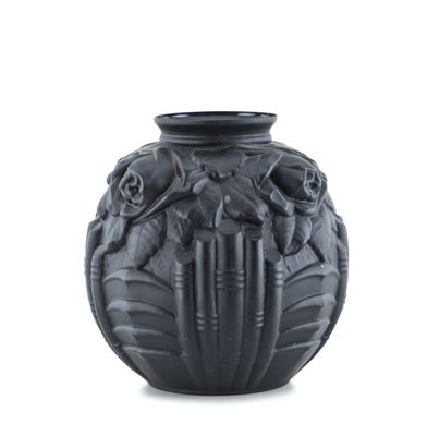 un vase noir orné d'un motif sur fond blanc