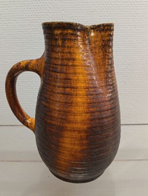 ACCOLAY Pichet en faïence émaillée orange et marron à décor …