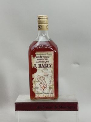 une bouteille de whisky posée sur un socle en verre