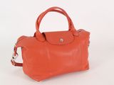 sac à main en cuir orange sur fond blanc