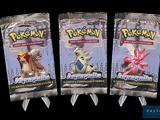 trois paquets de cartes à collectionner Pokémon sur fond noir