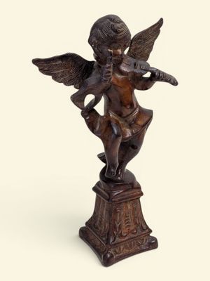 une image représentant une statue d'un ange jouant de la flûte