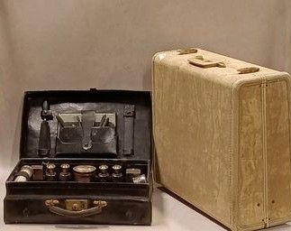 Nécessaire de toilette en mallette et valise ancienne