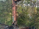 une grande pelleteuse qui est à l'arrêt dans la terre