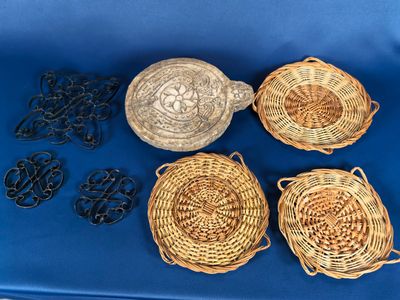 Un lot de dessous de plat dont un modèle Pierre "Inde"