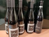 plusieurs bouteilles de vin sont alignées sur un comptoir
