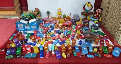 beaucoup de jouets posés sur une table
