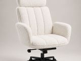 une chaise de bureau blanche avec un piètement noir et des roulettes
