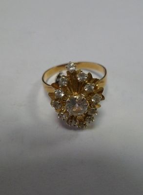 une image représentant une bague en or sertie d'un bouquet de diamants