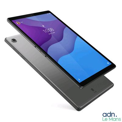 une tablette posée sur une table, devant un fond blanc