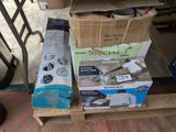 de nombreuses boîtes de papier toilette sur une palette