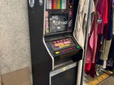 une petite borne d'arcade sur laquelle sont affichés de nombreux vêtements