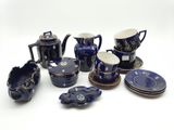 de nombreuses pièces de poterie bleue posées sur une surface blanche