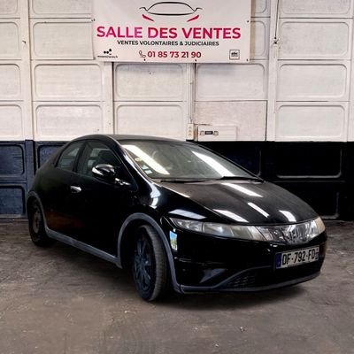 une photo d'une Honda Civic noire garée dans un garage