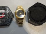 deux montres assises l'une à côté de l'autre sur une table