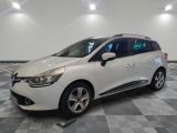 la voiture blanche est garée dans le garage sur un sol en damier