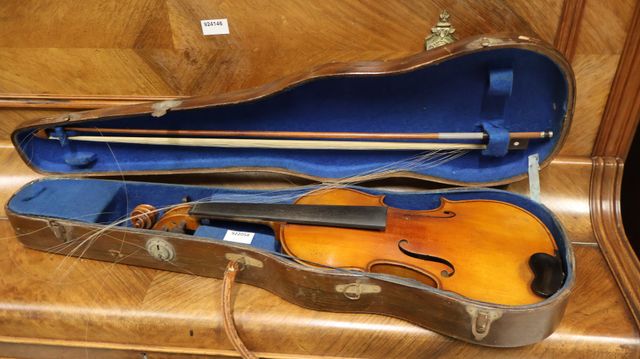 Violon portant une étiquette P. BEUSCHER, Luthier et une étiquett...