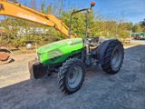 un tracteur garé sur un terrain en terre battue