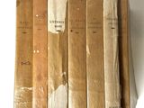 plusieurs vieux livres sont empilés sur une table