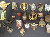 de nombreux types de badges différents sur un fond noir