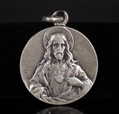 un gros plan d'une médaille d'argent posée sur une surface noire