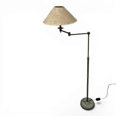 une image représentant une lampe posée sur un pied et dotée d'un abat-jour