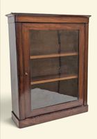 Vitrine d'applique en acajou et placage d'acajou.