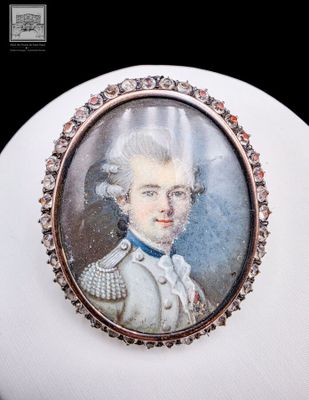 portrait d'un jeune homme vêtu d'une blouse blanche et d'une chemise à col bleu
