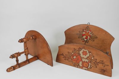 Lot comprenant : - Console murale en bois tourné à l'imitati…