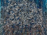 une peinture abstraite réalisée à la peinture bleue et blanche sur un fond bleu