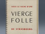un livre blanc avec des inscriptions noires, posé sur une table