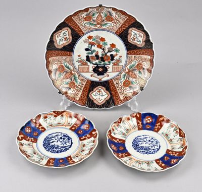 trois assiettes à motifs différents posées sur une table