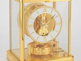 une horloge en or exposée dans une vitrine